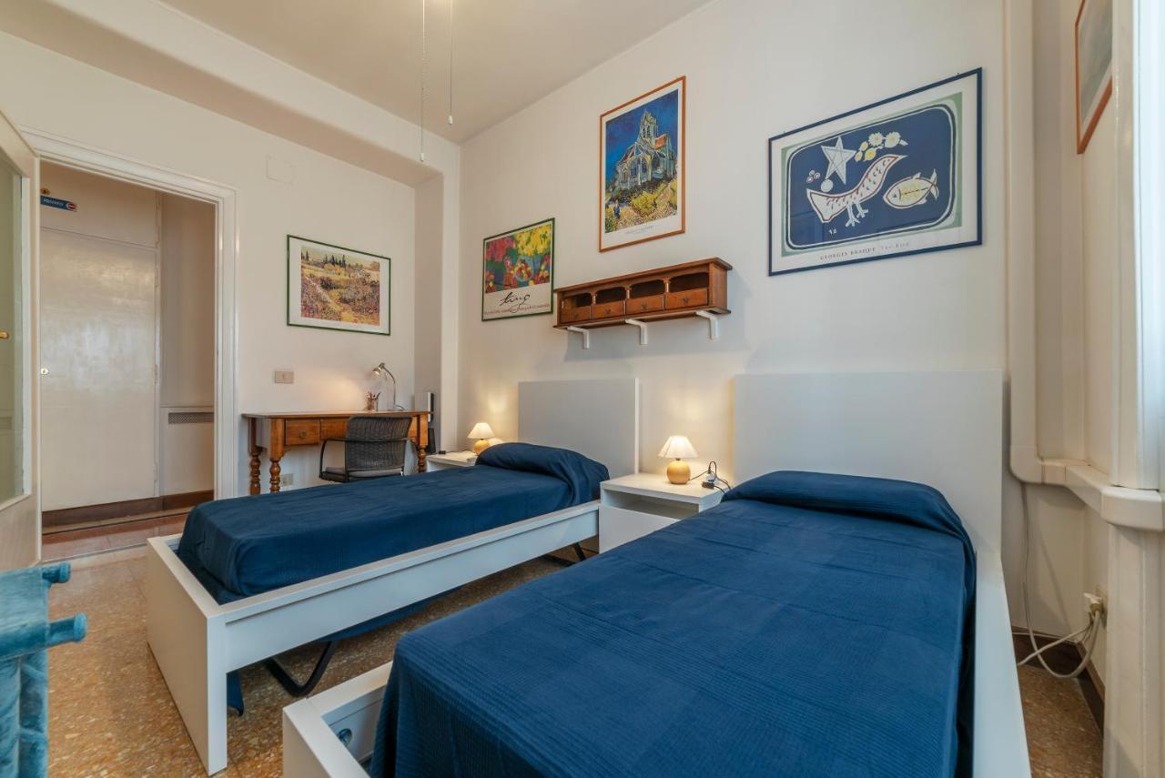 Roomy And Bright Apartment With Terrace روما المظهر الخارجي الصورة