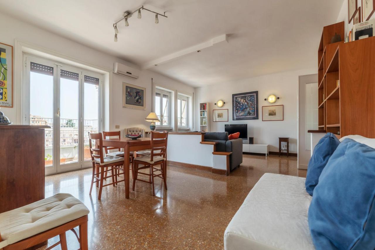 Roomy And Bright Apartment With Terrace روما المظهر الخارجي الصورة