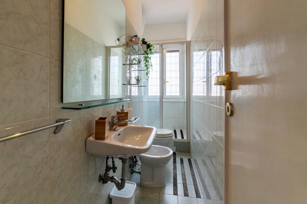 Roomy And Bright Apartment With Terrace روما المظهر الخارجي الصورة